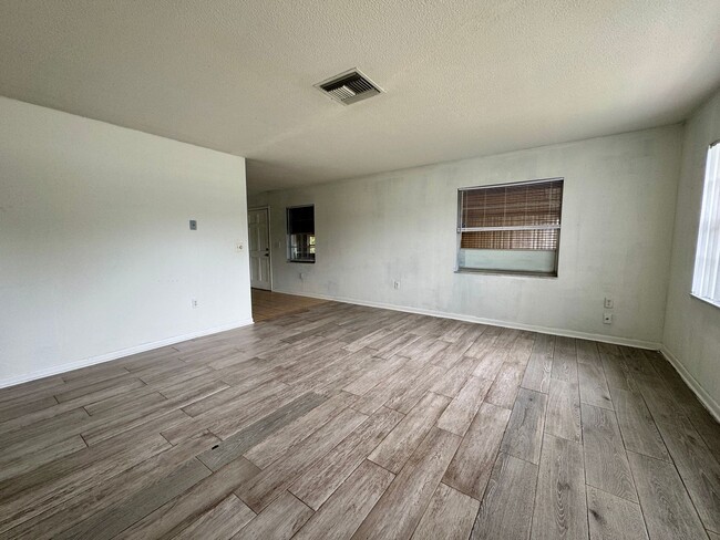 Building Photo - Charming 2 Bedroom, 1 Bathroom Home – Minu...