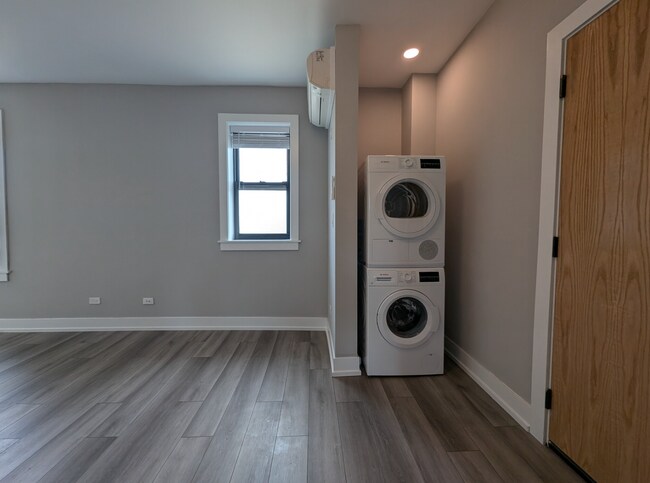 Building Photo - 3929 N Janssen Ave
