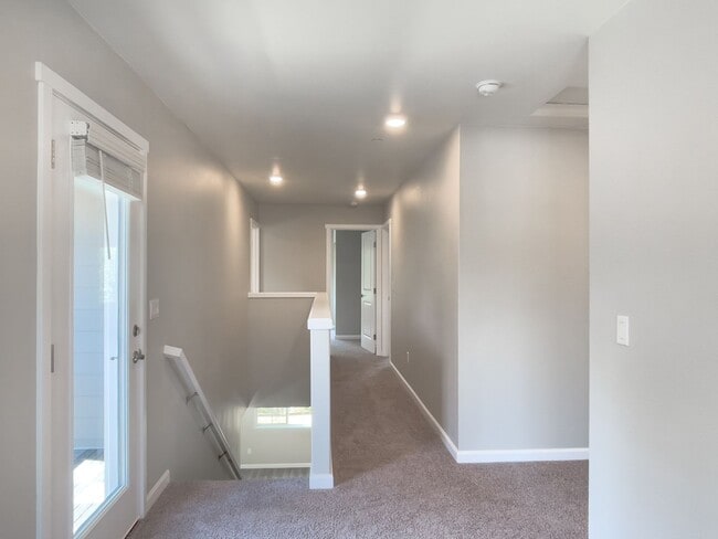 Building Photo - Beautiful 3 bdrm plus FLEX room --House 1/2 Month rent Concession!!