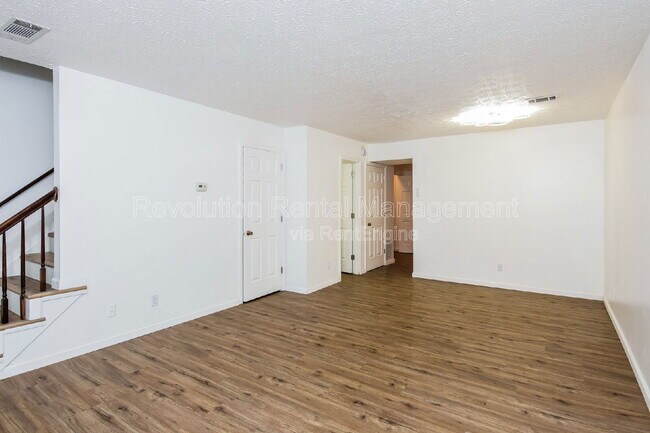 Foto del edificio - 1303 Sweet Pine Dr