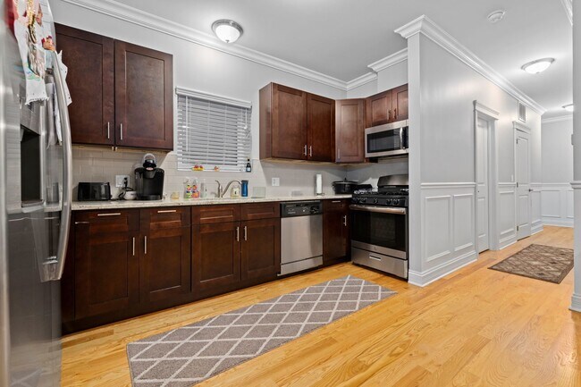 Building Photo - 742 N Avers Ave