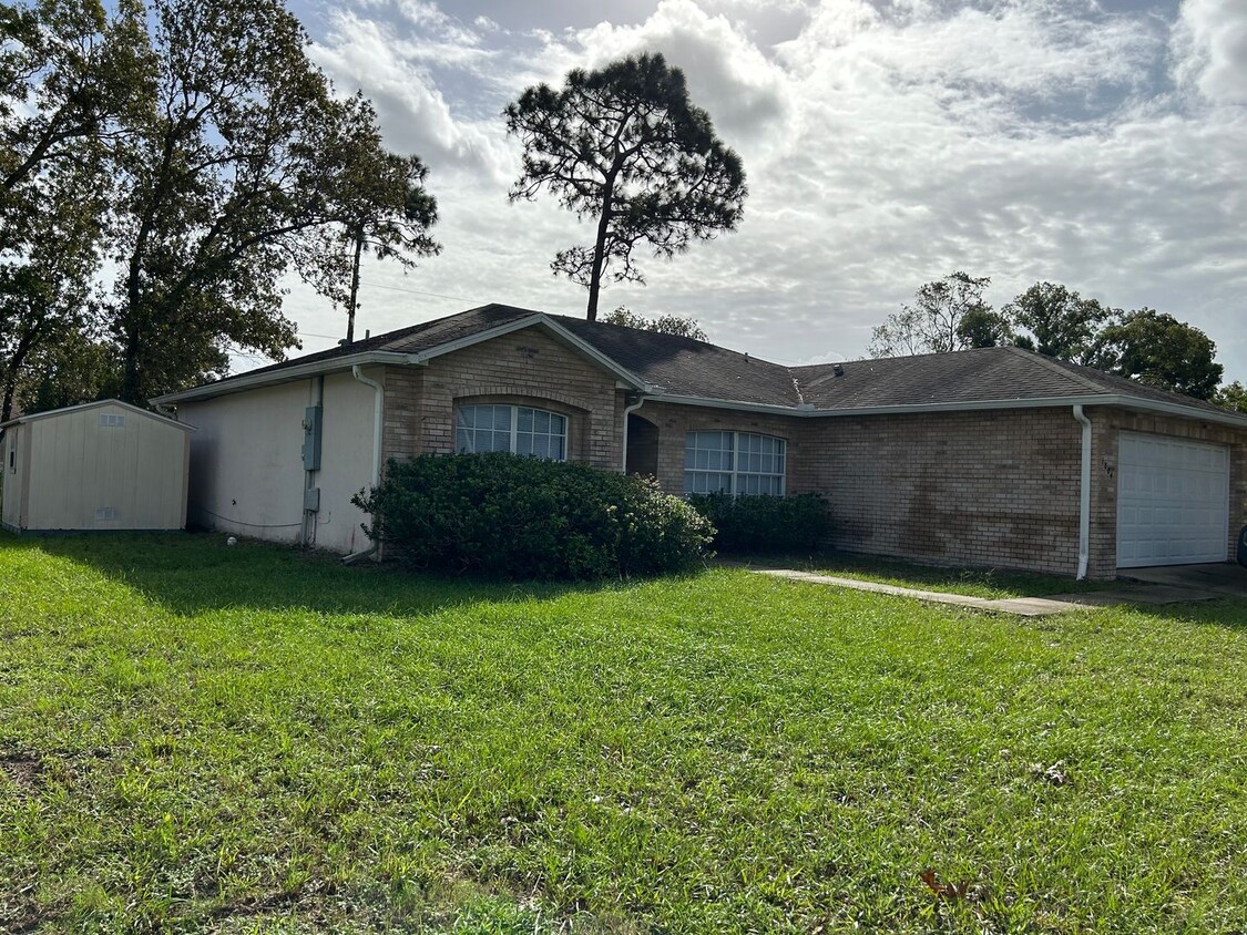 Foto principal - Deltona home - Move in ready.