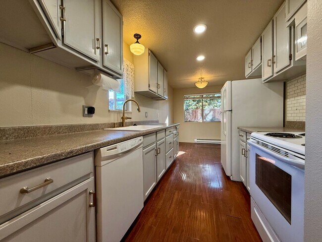 Building Photo - 3 Bed 2 Bath SW Beaverton Duplex — Available Now!