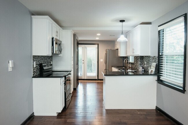 Foto del edificio - IMMEDIATE MOVE IN! 2/2 with beautiful yard...