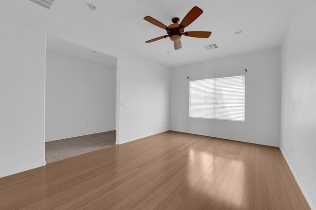 Foto del edificio - Huge 2 bedroom, 2 bath house with a Den on...