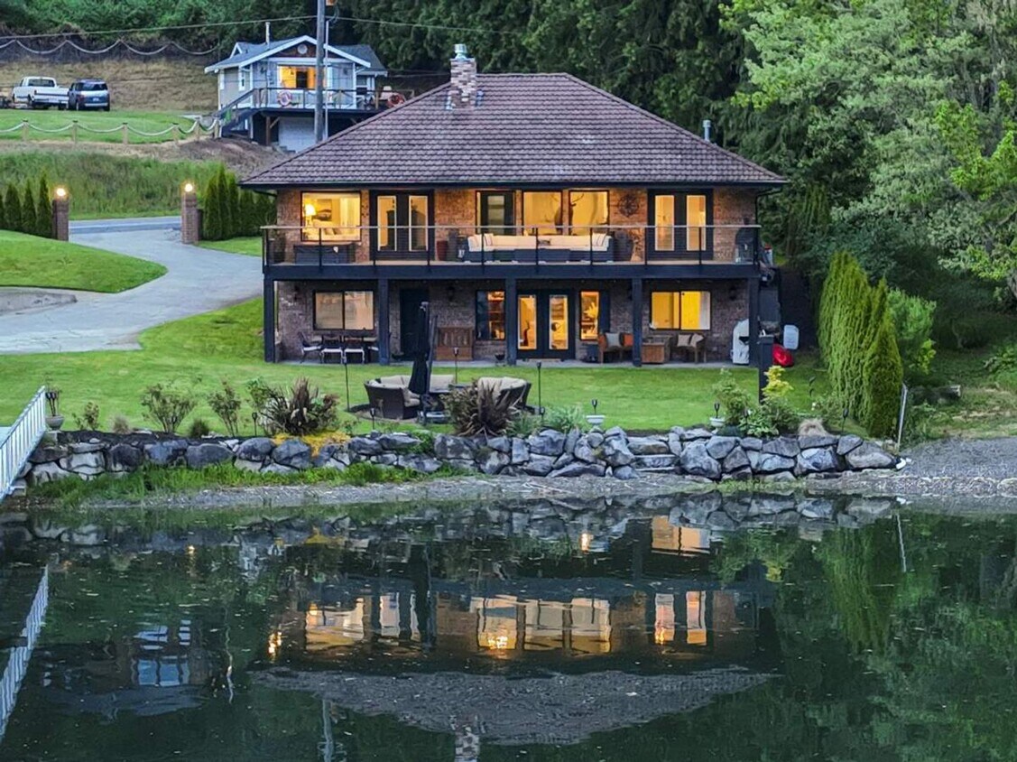 Waterfront Fully Furnished 3-bedroom 2.5-... - Waterfront  Fully Furnished 3-bedroom 2.5-...