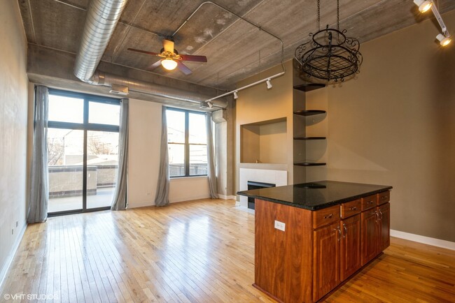 Building Photo - 1635 W Belmont Ave