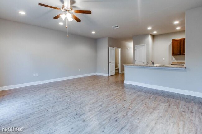 Building Photo - 3 br, 2.5 bath Townhome - 5825 Bay Pl