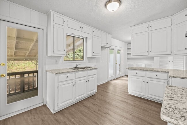 Building Photo - Beautiful Center Point Home
