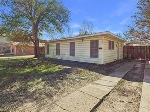 Building Photo - 608 Highlands St