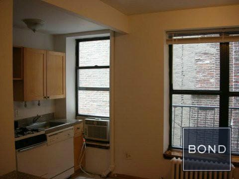 Building Photo - 202 E 7th St