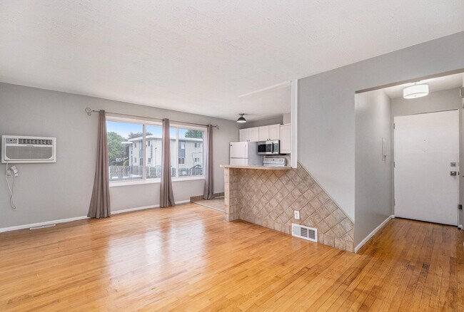Foto del edificio - 4910 Briarwood Ave