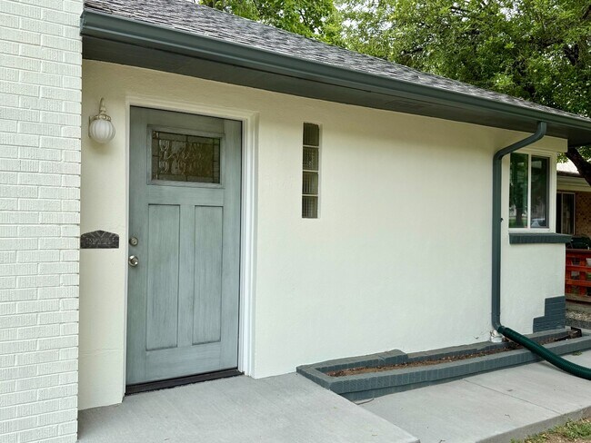 Foto del edificio - Beautifully remodeled mid-century modern h...