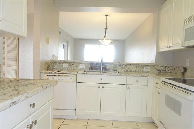 Building Photo - 7755 Yardley Dr