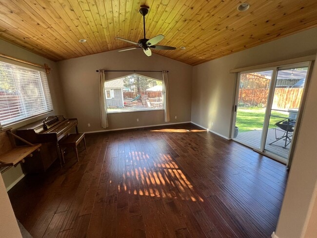 Building Photo - Large mountain home with 2 car garage