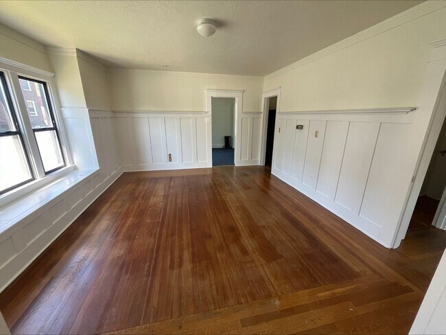 Building Photo - Vintage Craftsman House