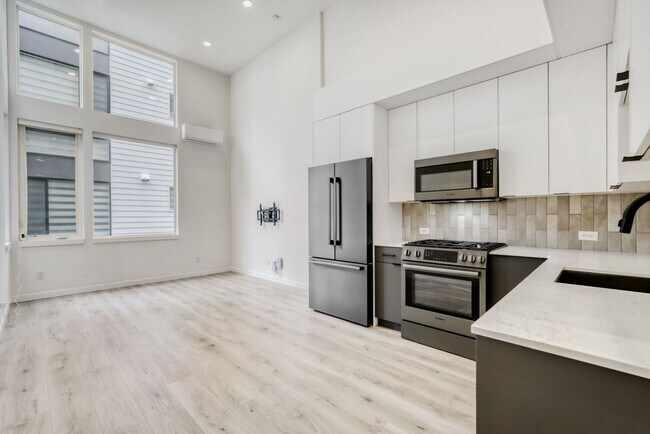 Foto del edificio - Stylish Seattle Home | 2 Bed, 2 Bath + A/C & Private Patio
