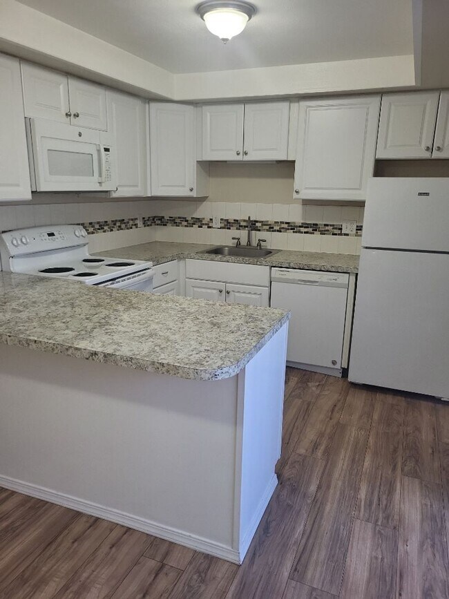 Foto del edificio - Charming Two Bedroom Lower Level Flat Clos...
