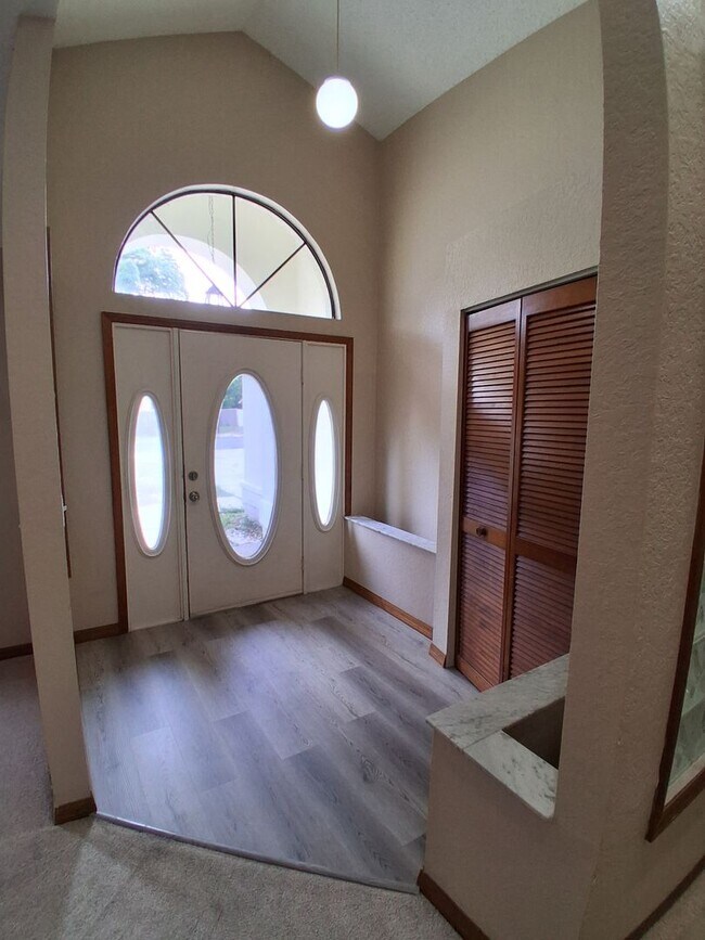 Foto del edificio - Centrally Located Corner Lot