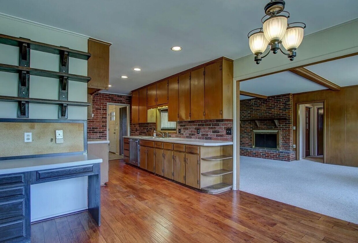 Foto del edificio - Great Location in Patrick Henry/Edison School District!