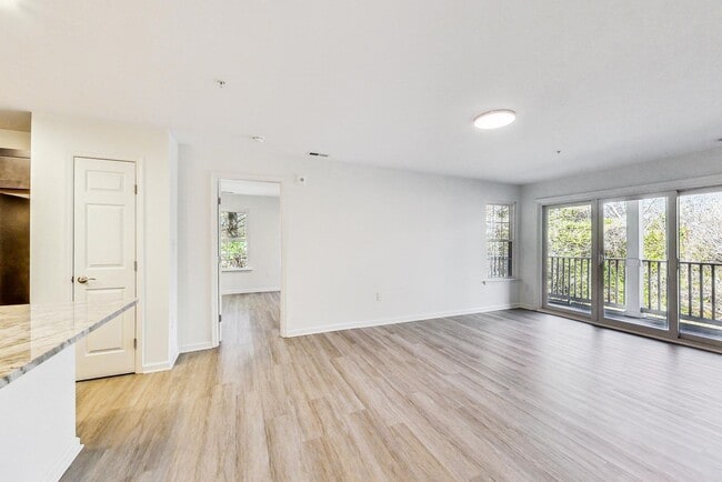 Building Photo - Top to Bottom Renovated Unit with 2 Master...
