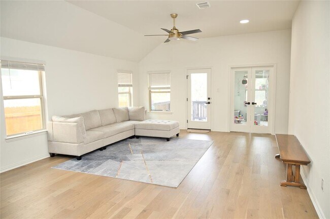 Foto del edificio - 1209 Cole Ests Dr