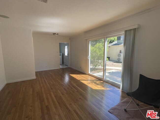 Foto del edificio - 18044 Martha St