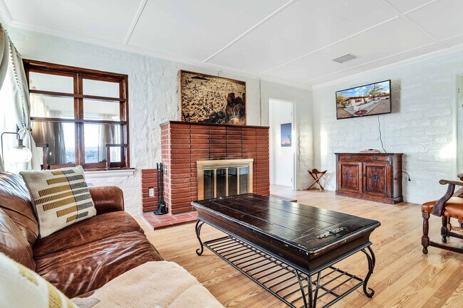 Foto del edificio - 2 Bedroom 1 Bath - Furnished Hilltop Home - Free Internet