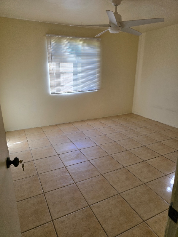 Foto del edificio - 1420 E McLellan Blvd