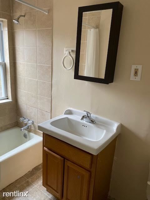 Building Photo - 5 br, 2 bath Townhome - Truman St