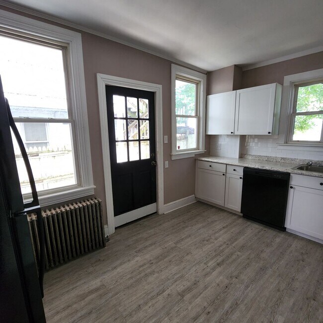Foto del edificio - Charming 4BR/1.5BA Home | Modern Finishes | Open Layout | Heart of York City!
