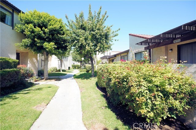 Foto del edificio - 18703 Arrow Hwy