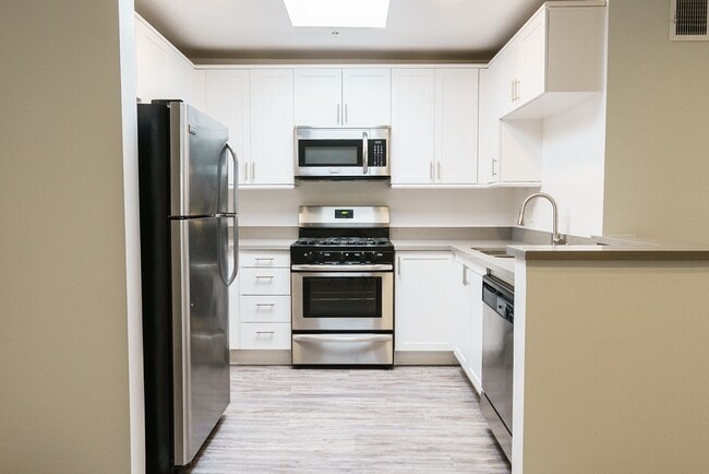 Interior Photo - 816 S. Bundy Dr