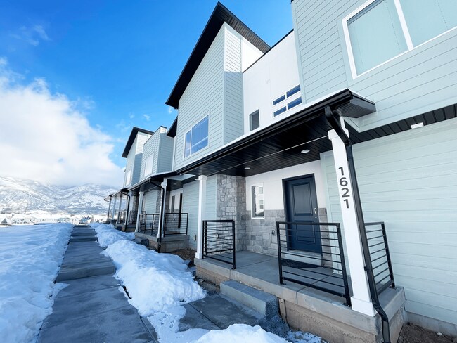 Building Photo - 1621 E Indigo Lp