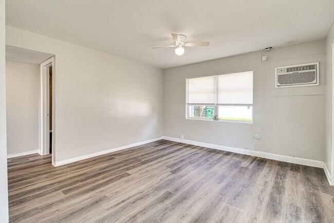 Building Photo - 1335 West Point Dr - Unit A