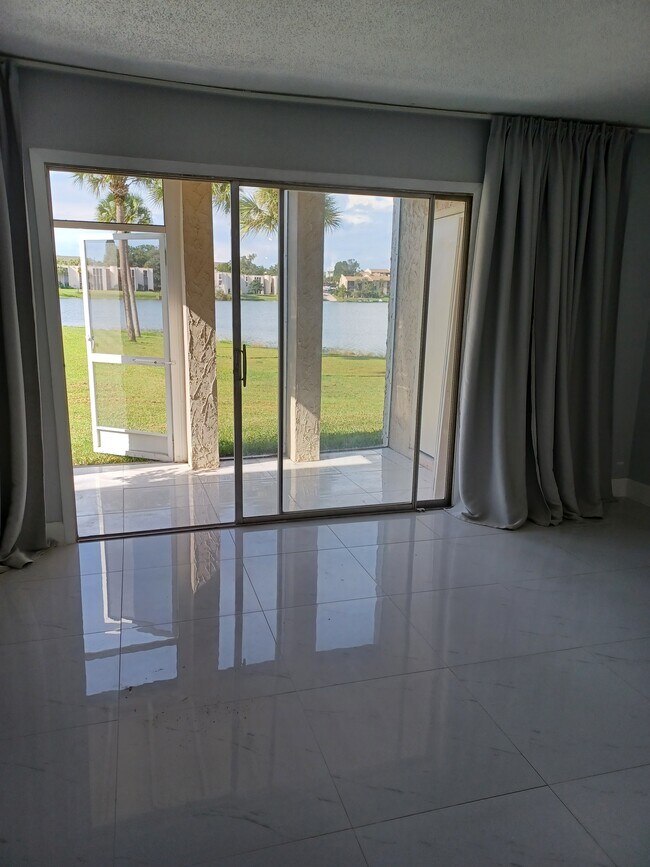 Foto del edificio - 536 Orange Dr