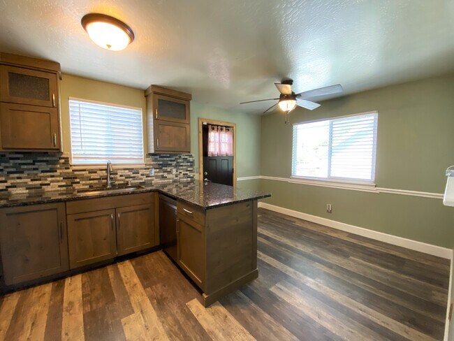 Building Photo - 6060 Lishawn Dr