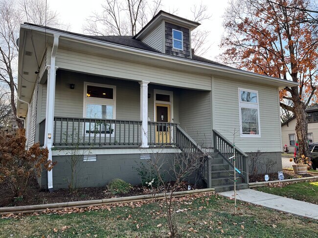 1 story renovated house - 323 Valeria St