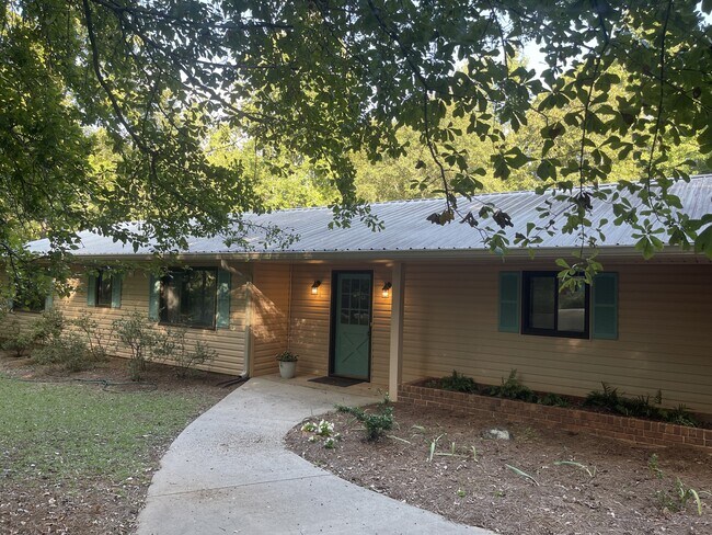 Building Photo - 170 Longview Dr