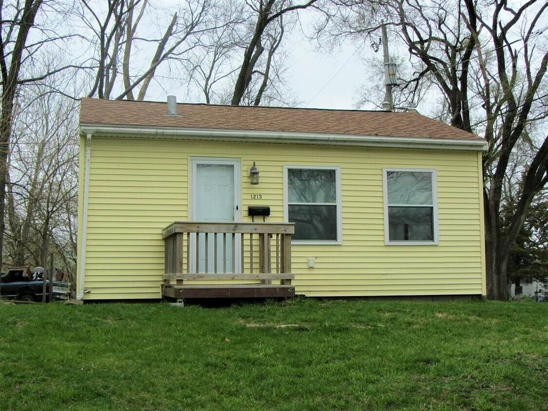 Primary Photo - 1213 Manson *PETS OK*