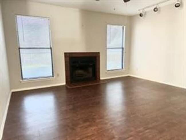 First-Floor 2BR/2BA Condo in Plano with Fireplace + 2 Carports - First-Floor 2BR/2BA Condo in Plano with Fireplace + 2 Carports