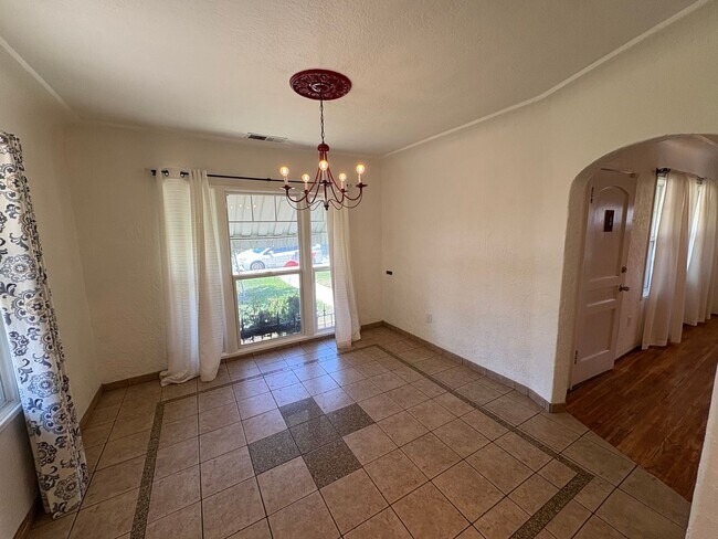 Building Photo - Charming home near down town Visalia Rent ...