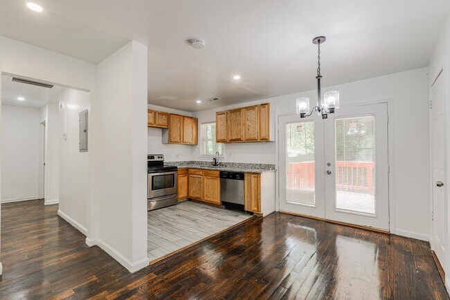 Building Photo - 180 Glenrose Cir SW