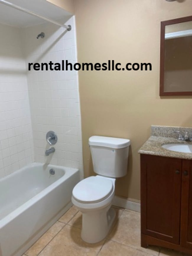 Building Photo - Three Bedroom Home, Walking Distance to Ne...