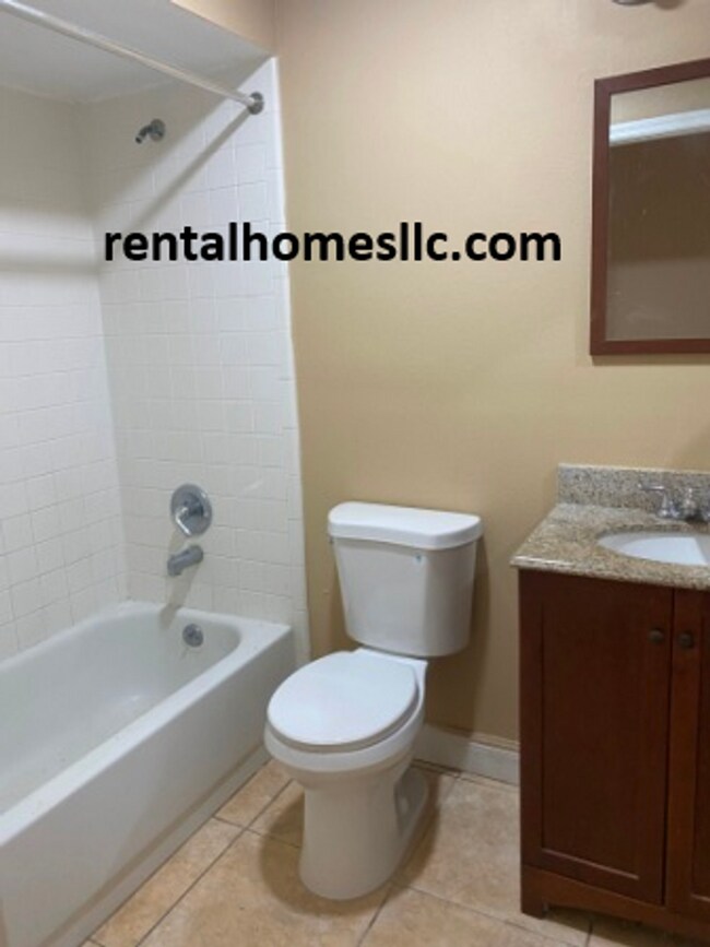 Foto del edificio - Three Bedroom Home, Walking Distance to Ne...
