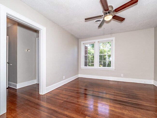 Foto del edificio - NEWLY RENOVATED 2 BEDROOM 1 BATH APARTMENT IN PRIME DOWNTOWN LOCATION!