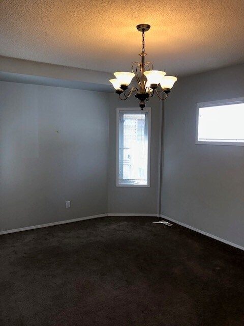 Photo du bâtiment - 3 Bed 1.5 Bath Unit in Edmonton, AB
