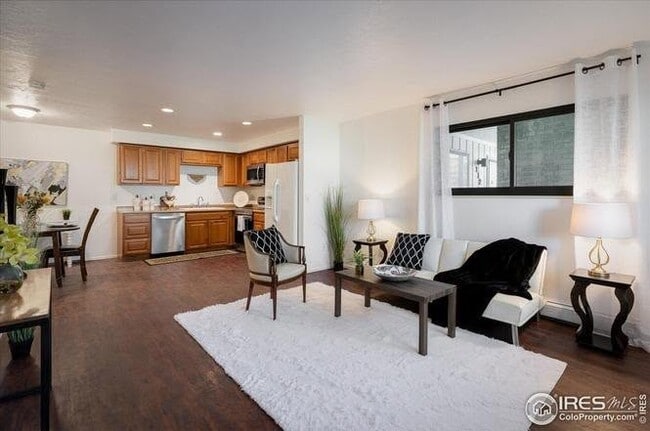 Building Photo - 645 Manhattan Pl