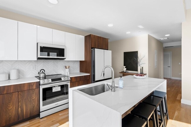 Building Photo - 16 Taber St