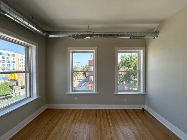 Foto del edificio - 2712 N Milwaukee Ave